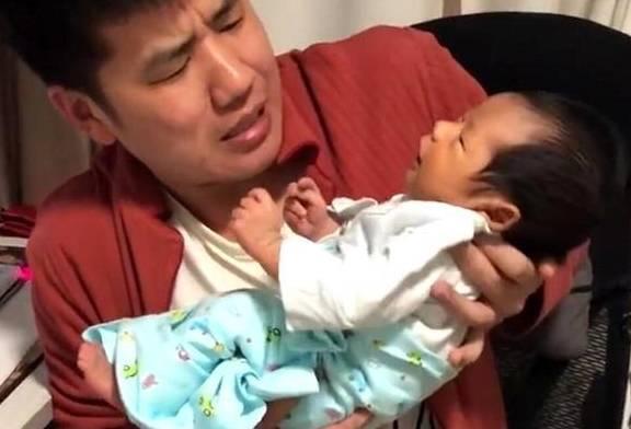 抱娃娃搞笑图,萌娃与娃娃的欢乐碰撞